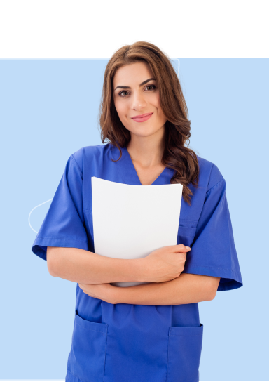 Uma mulher sorrindo segurando alguns papéis.