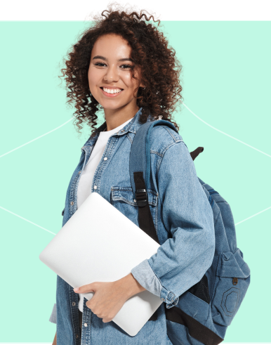 Uma jovem de lado sorrindo segurando um notebook.