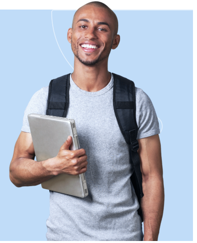 Um jovem segurando um notebook feliz.