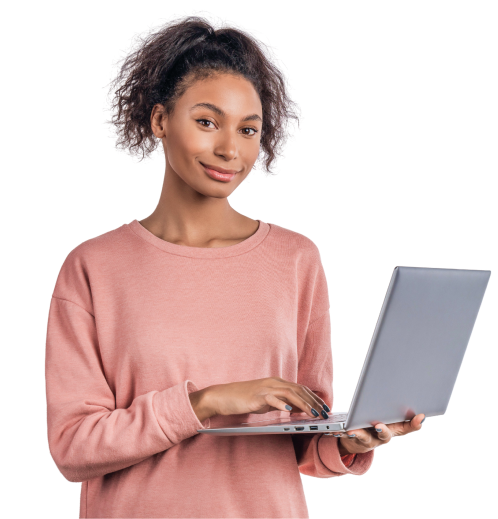 Imagem de uma jovem segurando um notebook e sorrindo