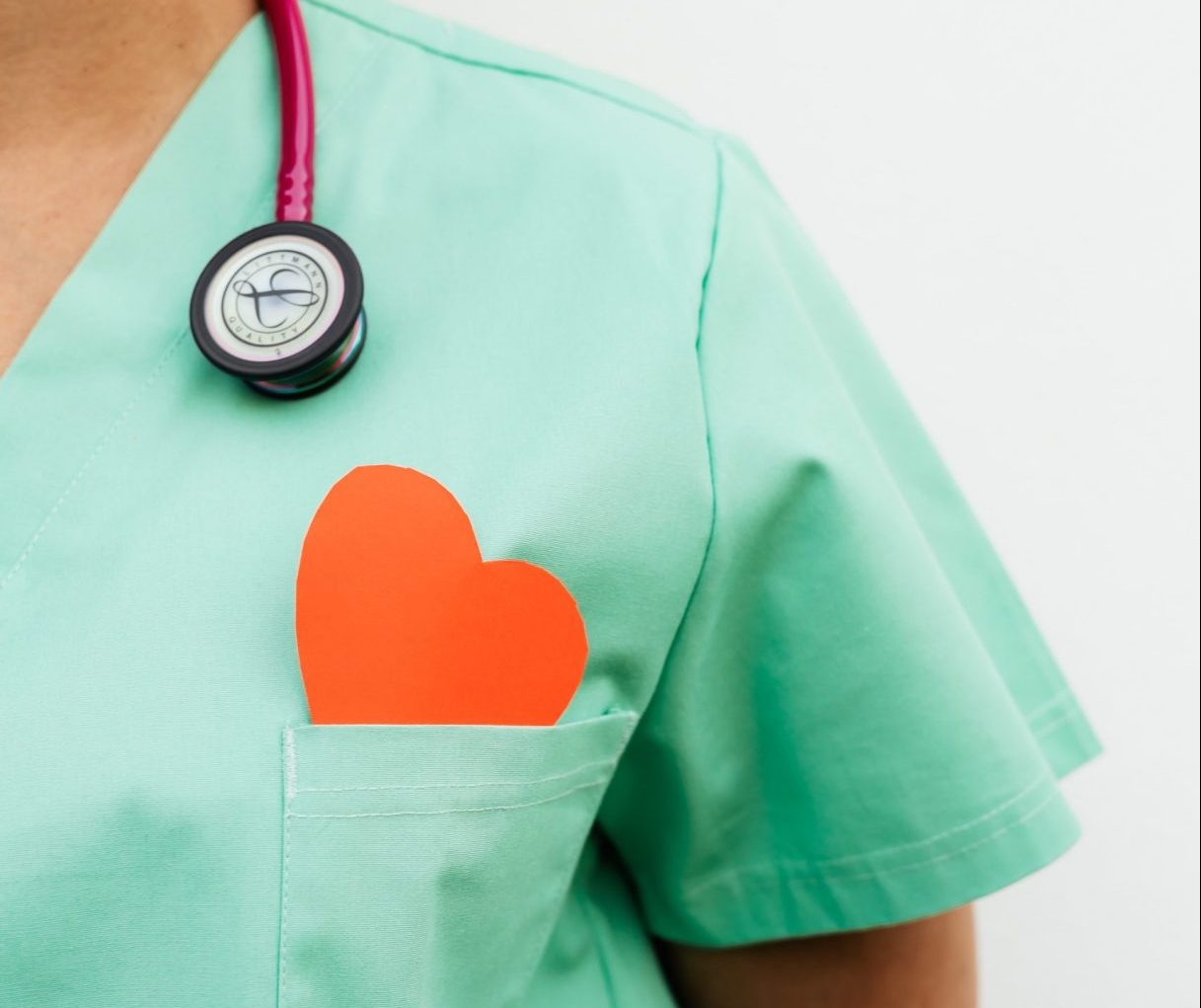 Médica com um coração de papel no bolso