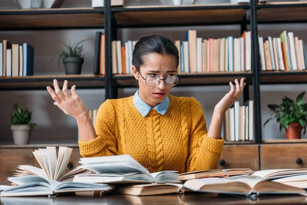 Cursos Aristo têm a melhor metodologia de preparação. Mulher jovem em sobrecarga de estudo.