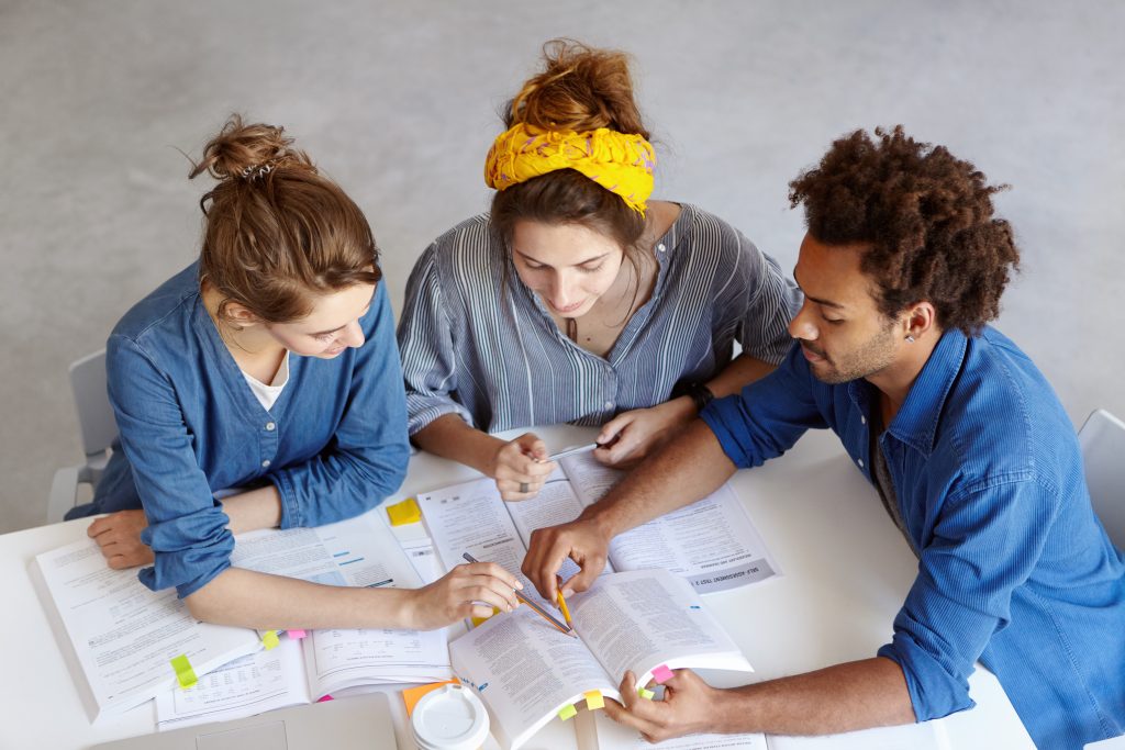 JPG_Pessoas em volta de uma mesa debatendo sobre a prova de Residencia Medica_Aristo