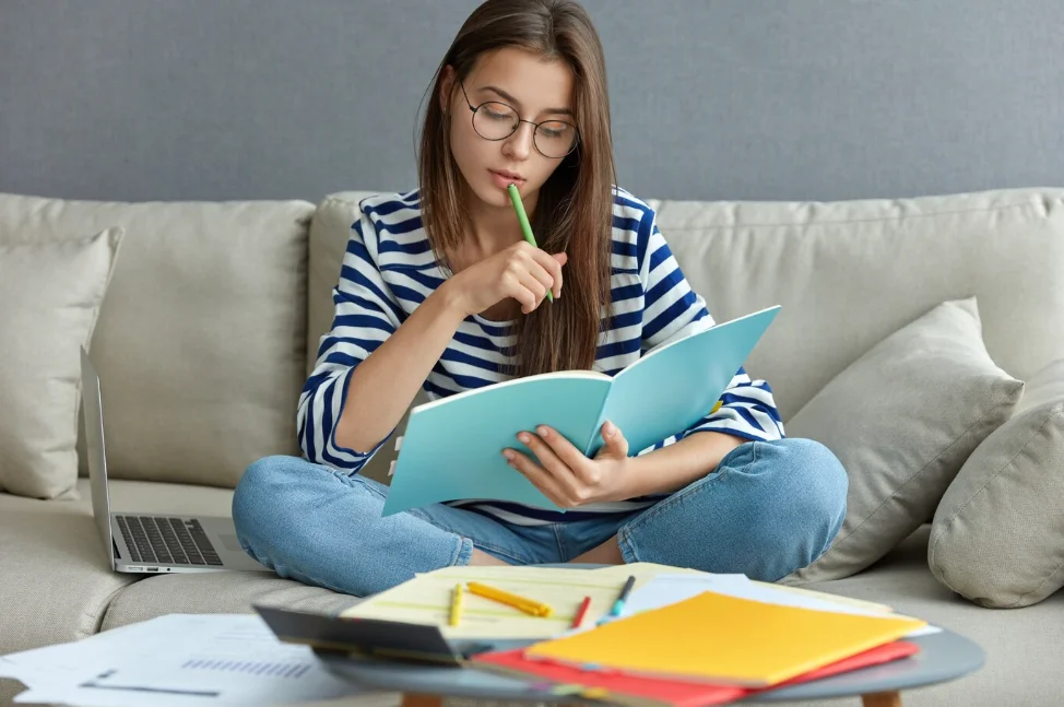 imagem-ilustrativa-de-estudante-se-preparando-para-residencia-medica
