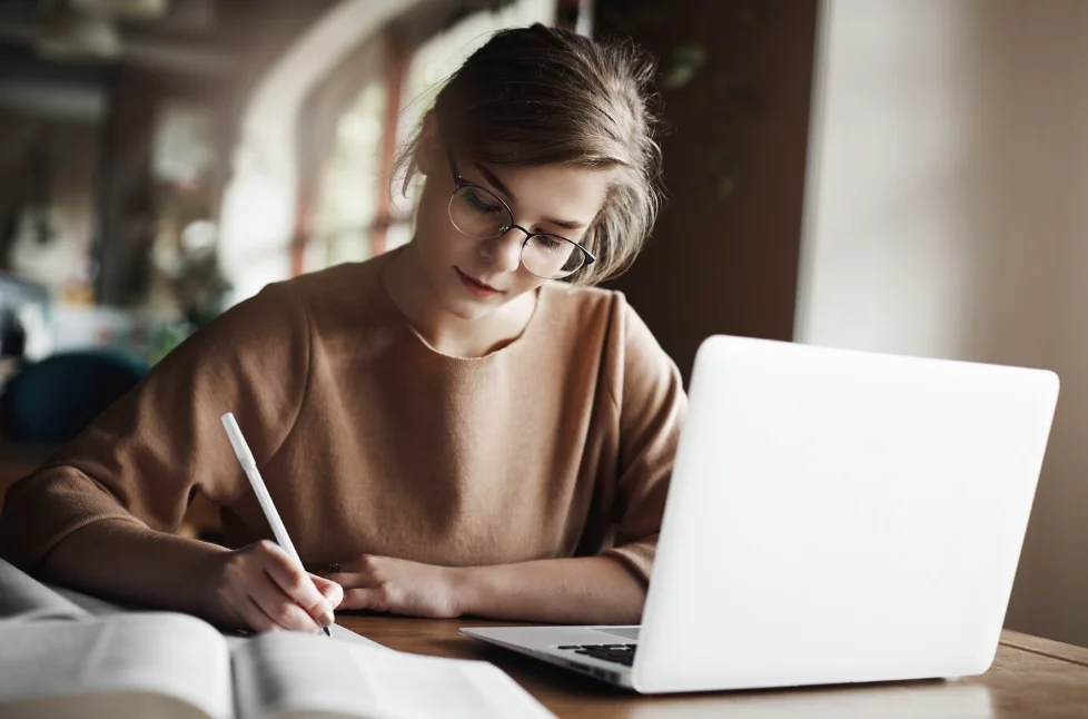 jovem-estudando-para-prova-de-residência-médica