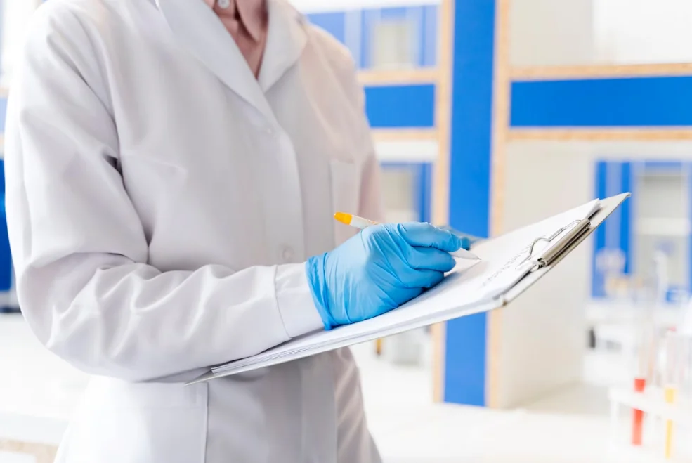 medico-fazendo-anotacoes-sobre-prova-de-residencia-medica