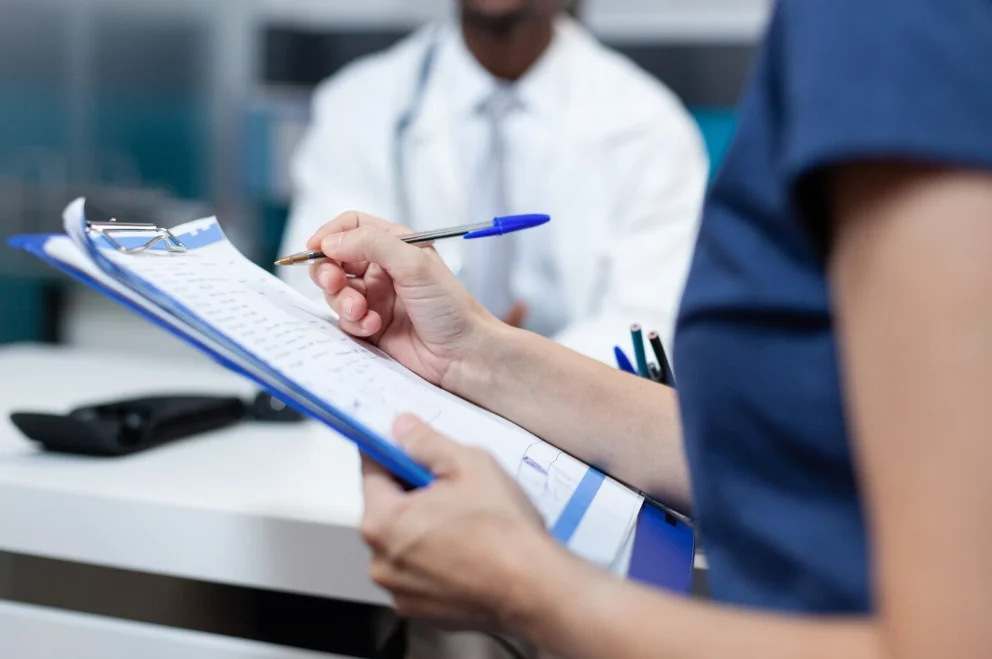 mulher fazendo anotações sobre revalidação em medicina