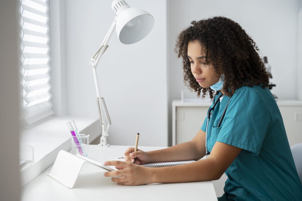 1.a. médica analisando documentos - notas de corte do Hospital Sírio Libanês