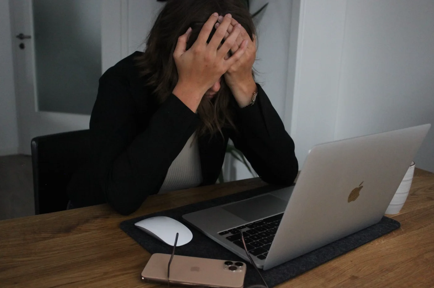 estudante-lidando-com-ansiedade-por-pressoes-academicas